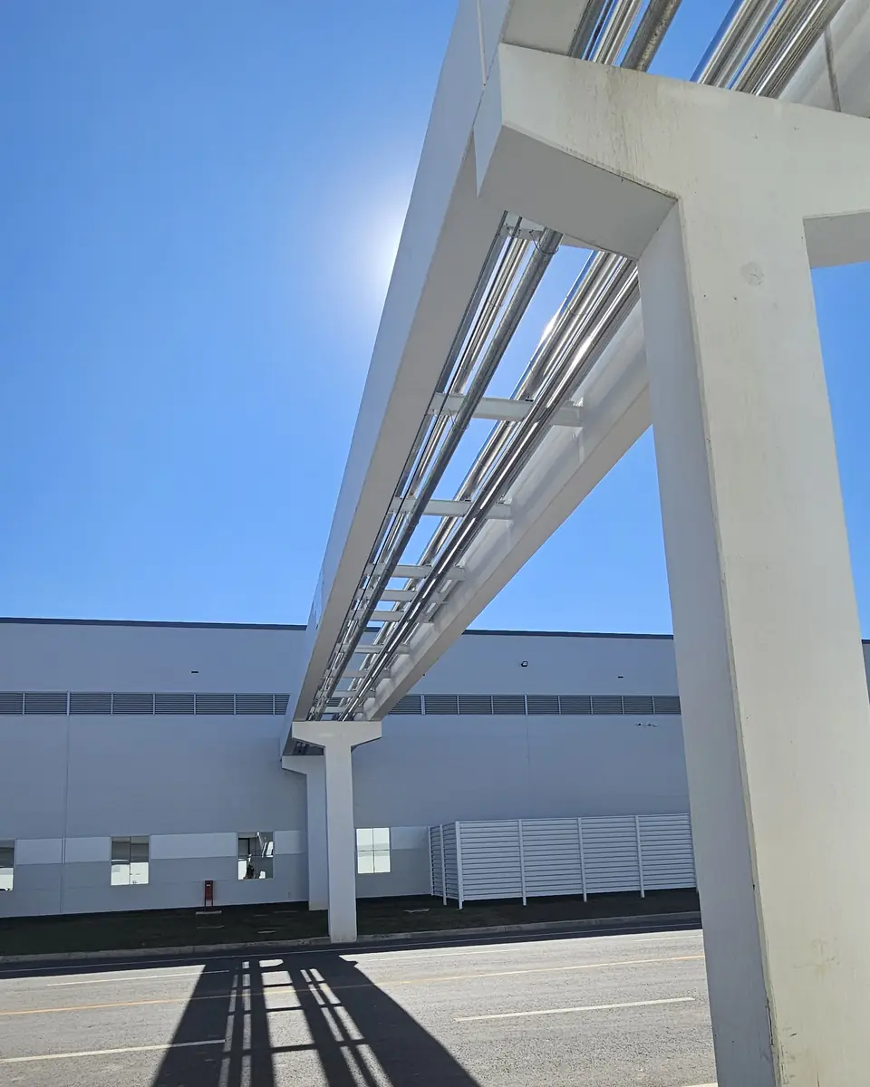 Rack metálico de tubulações em área externa de uma planta industrial