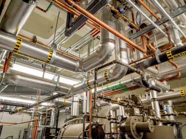 Tubulações isoladas e dutos instalados no teto de uma sala técnica